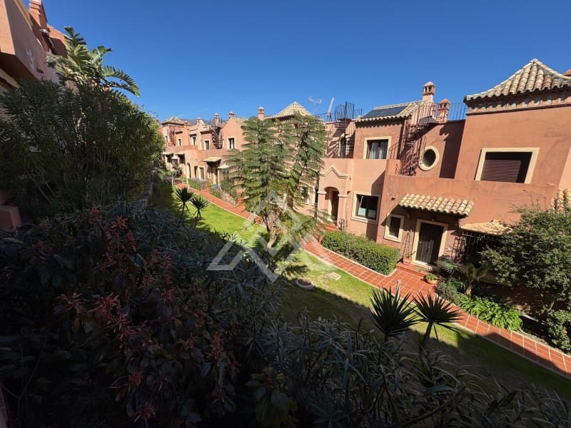 4 quarto Casa em Banda para venda em Estepona com garagem - 665 000 € (Ref: 9651853)