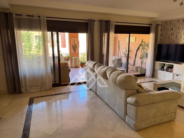 4 quarto Casa em Banda para venda em Estepona com garagem - 665 000 € (Ref: 9651853)