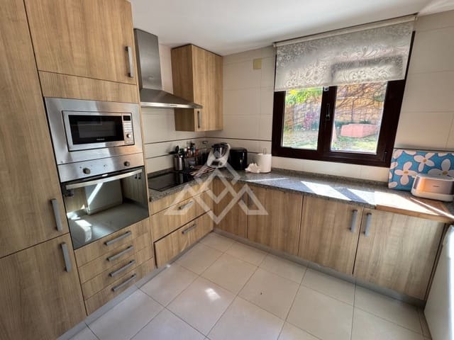 4 quarto Casa em Banda para venda em Estepona com garagem - 665 000 € (Ref: 9651853)