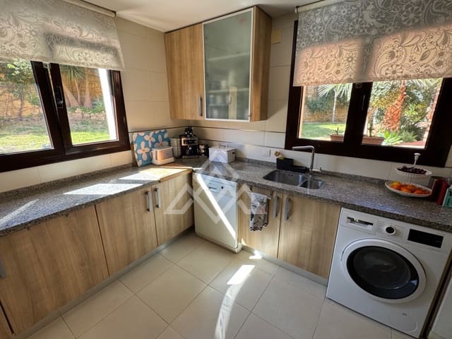 4 quarto Casa em Banda para venda em Estepona com garagem - 665 000 € (Ref: 9651853)