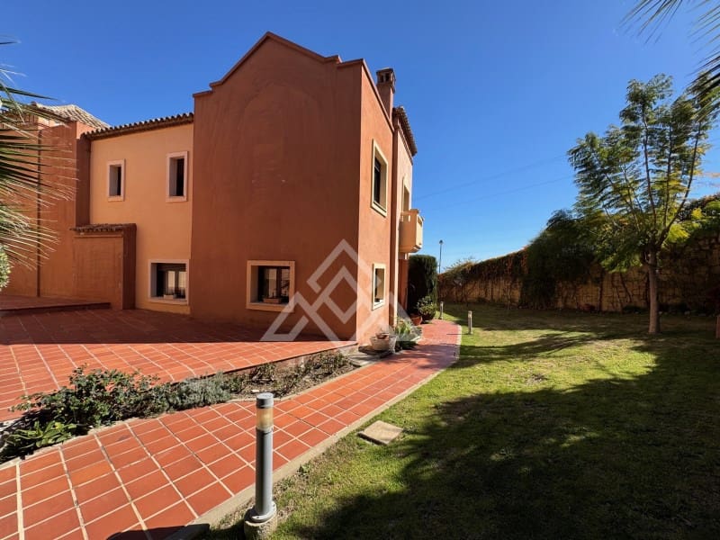 4 quarto Casa em Banda para venda em Estepona com garagem - 665 000 € (Ref: 9651853)