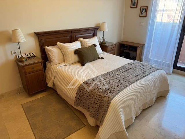 4 quarto Casa em Banda para venda em Estepona com garagem - 665 000 € (Ref: 9651853)