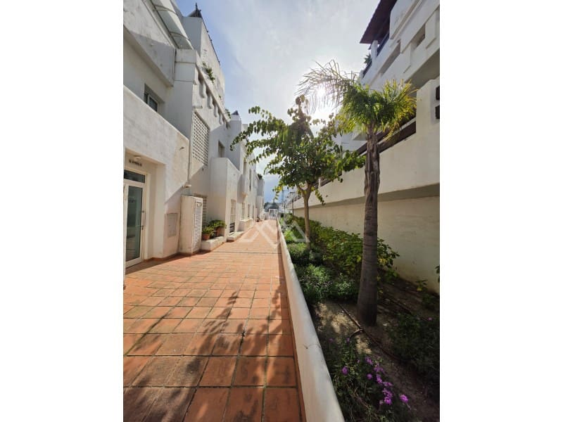2 bedroom Penthouse for sale in Estepona with pool garage - € 349,900 (Ref: 9726583)