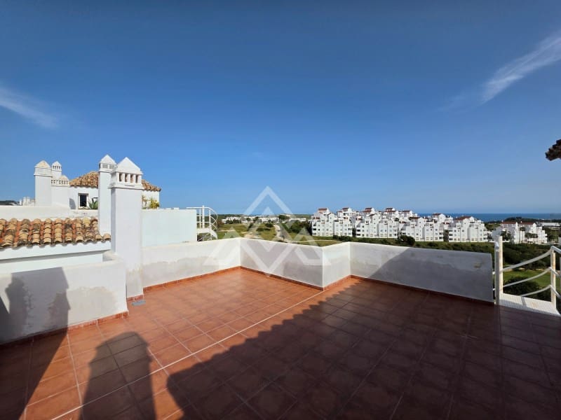 2 bedroom Penthouse for sale in Estepona with pool garage - € 349,900 (Ref: 9726583)