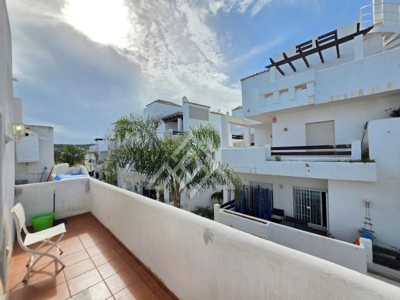 2 bedroom Penthouse for sale in Estepona with pool garage - € 349,900 (Ref: 9726583)