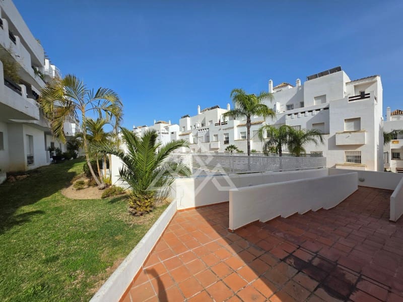2 bedroom Penthouse for sale in Estepona with pool garage - € 349,900 (Ref: 9726583)