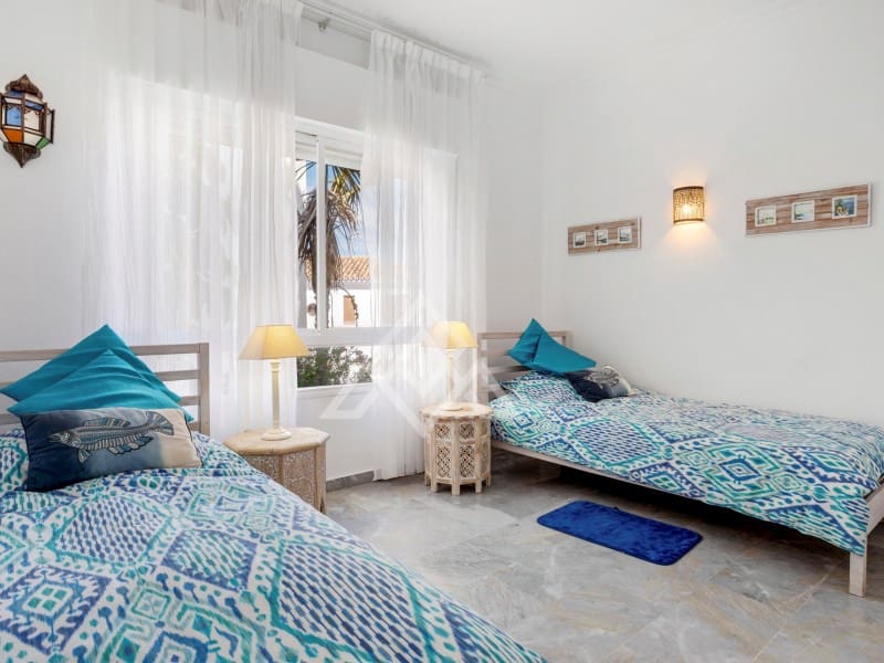 3 chambre Maison de Ville à vendre à Estepona avec piscine garage - 619 000 € (Ref: 9747788)