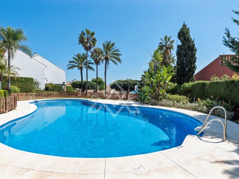 3 chambre Maison de Ville à vendre à Estepona avec piscine garage - 619 000 € (Ref: 9747788)