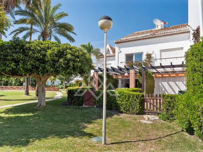 3 chambre Maison de Ville à vendre à Estepona avec piscine garage - 619 000 € (Ref: 9747788)