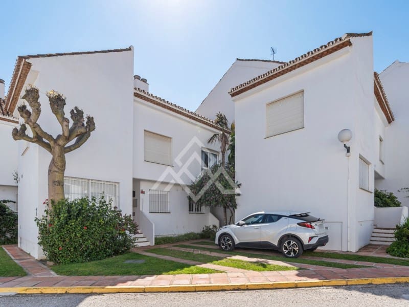 3 chambre Maison de Ville à vendre à Estepona avec piscine garage - 619 000 € (Ref: 9747788)