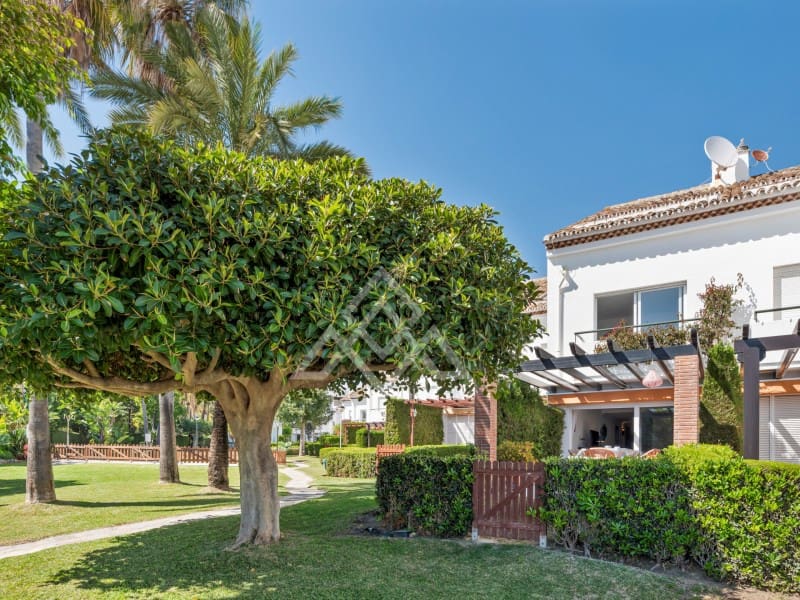 3 chambre Maison de Ville à vendre à Estepona avec piscine garage - 619 000 € (Ref: 9747788)