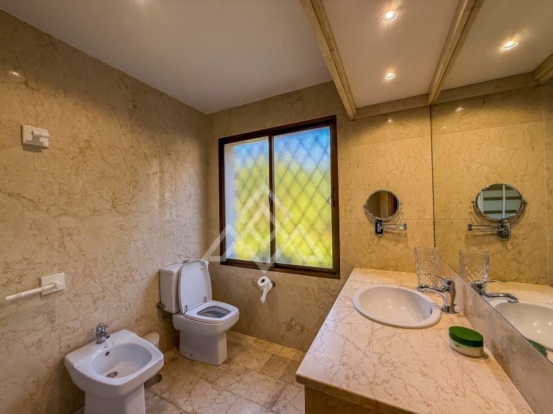 5 soverom Villa til salgs i Marbella med garasje - € 2 500 000 (Ref: 9772973)