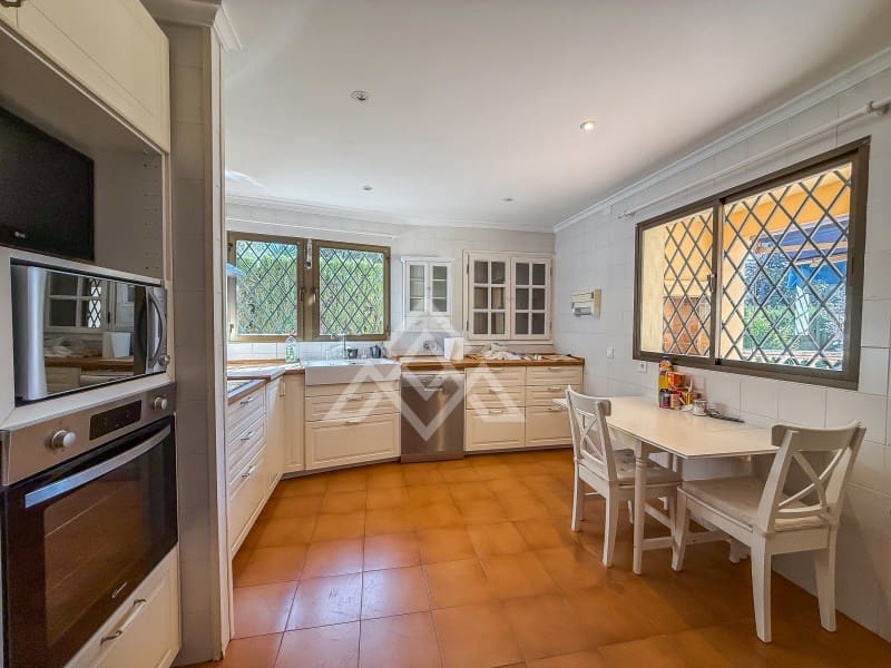 5 soverom Villa til salgs i Marbella med garasje - € 2 500 000 (Ref: 9772973)