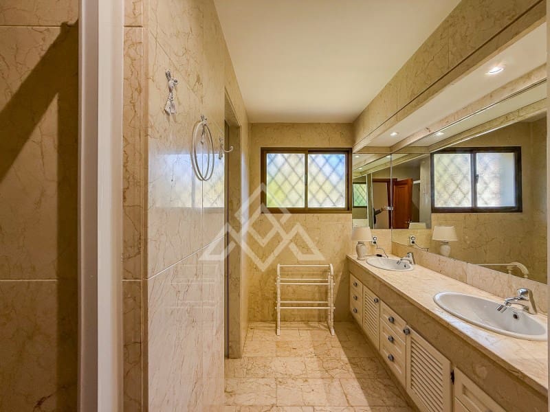 5 soverom Villa til salgs i Marbella med garasje - € 2 500 000 (Ref: 9772973)