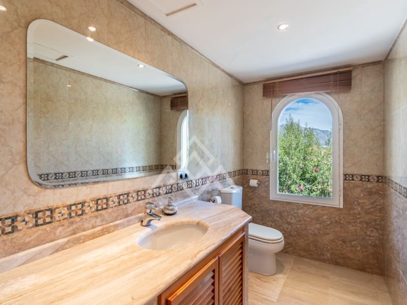 5 quarto Moradia para venda em Benahavis com piscina garagem - 4 499 000 € (Ref: 9799159)