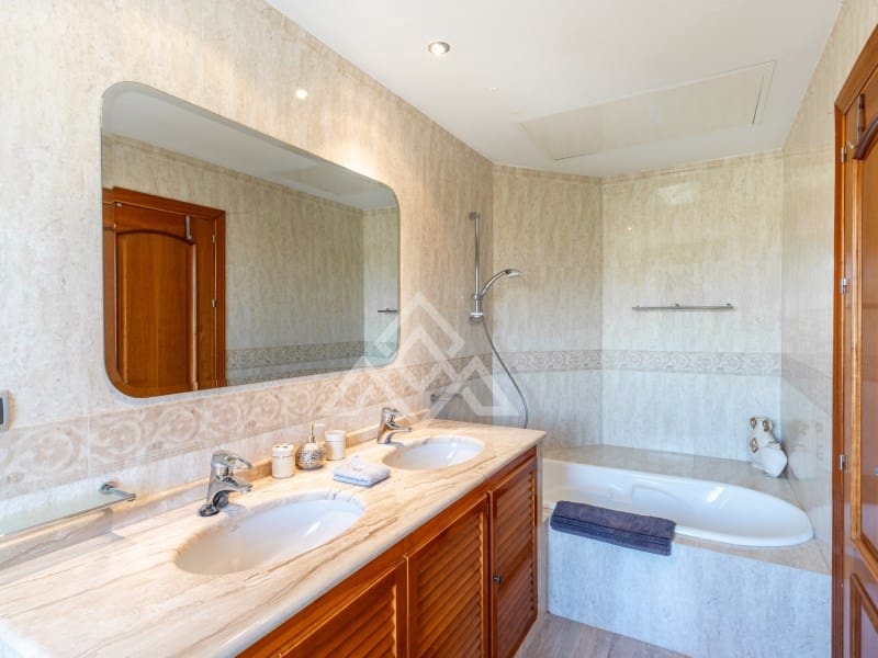 5 quarto Moradia para venda em Benahavis com piscina garagem - 4 499 000 € (Ref: 9799159)