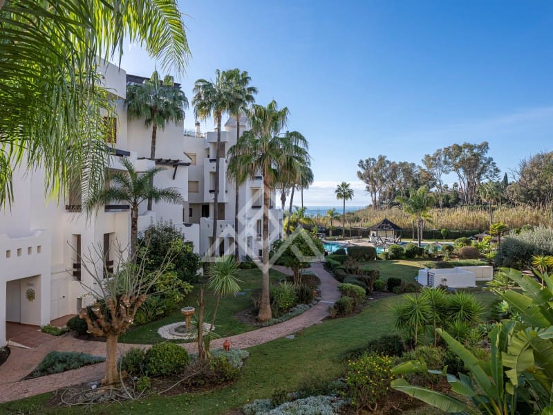 3 soveværelse Lejlighed til salg i El Paraiso med swimmingpool - € 1.895.000 (Ref: 9804239)