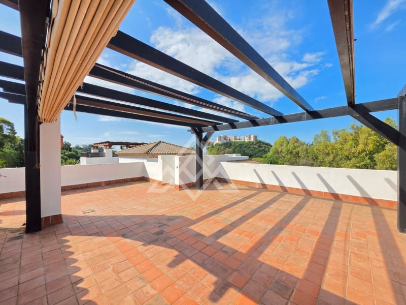 3 sovrum Takvåning till salu i Benahavis med pool garage - 535 000 € (Ref: 9822813)