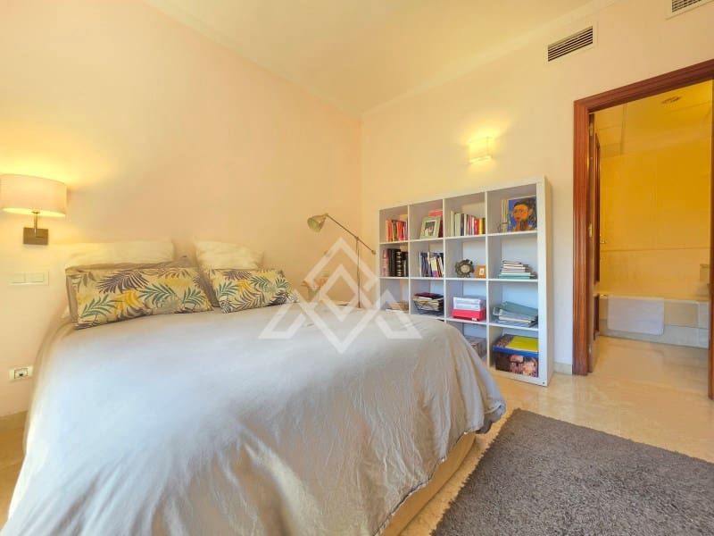 3 soveværelse Penthouse til salg i La Duquesa / Puerto de la Duquesa med garage - € 335.000 (Ref: 9825051)
