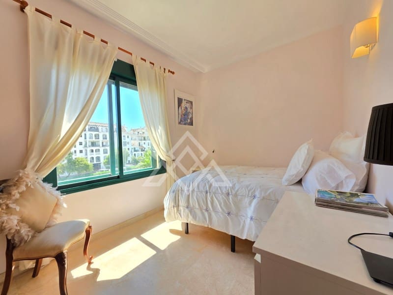 3 soveværelse Penthouse til salg i La Duquesa / Puerto de la Duquesa med garage - € 335.000 (Ref: 9825051)