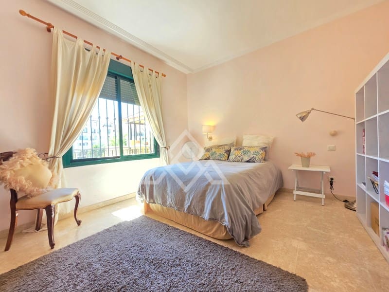 3 soveværelse Penthouse til salg i La Duquesa / Puerto de la Duquesa med garage - € 335.000 (Ref: 9825051)