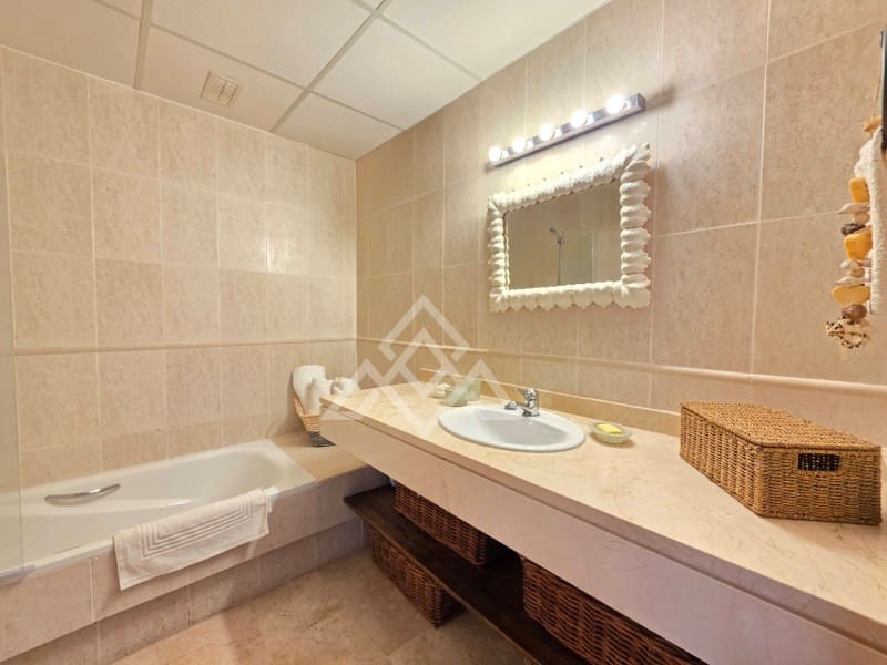 3 soveværelse Penthouse til salg i La Duquesa / Puerto de la Duquesa med garage - € 335.000 (Ref: 9825051)