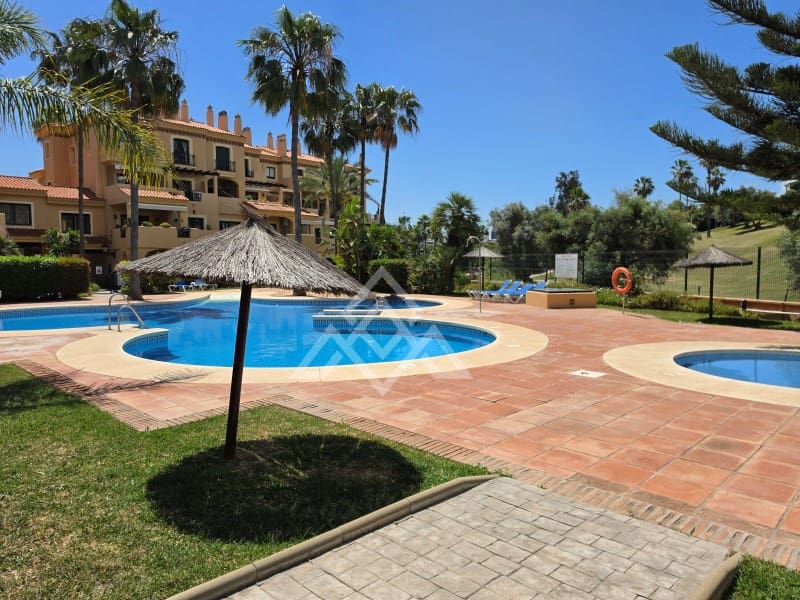 3 soveværelse Penthouse til salg i La Duquesa / Puerto de la Duquesa med garage - € 335.000 (Ref: 9825051)