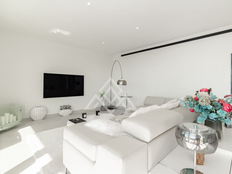 Apartamento de 2 habitaciones en Fuengirola en venta con piscina garaje - 745.000 € (Ref: 9829020)