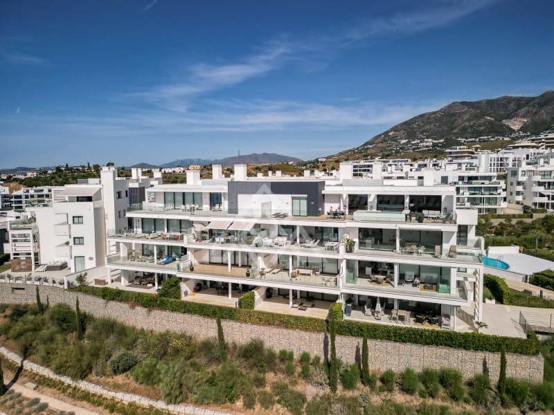Apartamento de 2 habitaciones en Fuengirola en venta con piscina garaje - 745.000 € (Ref: 9829020)