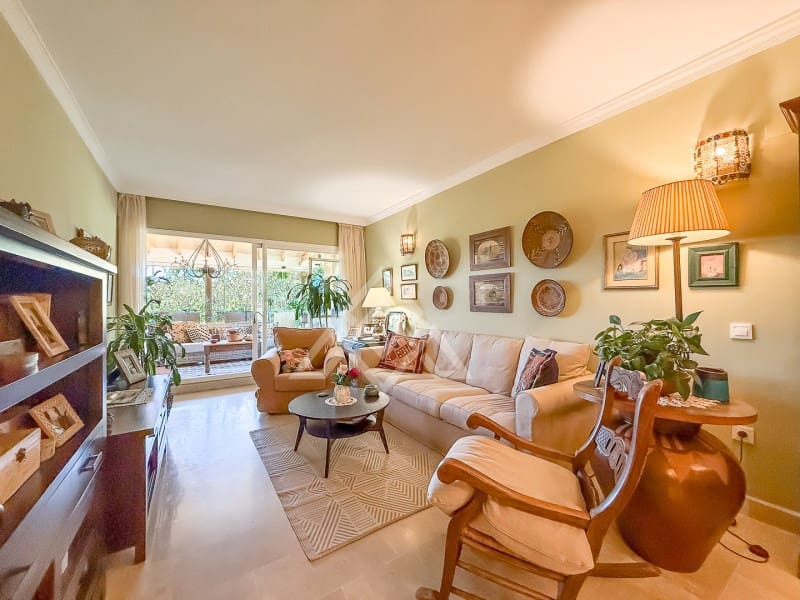 2 soverom Leilighet til salgs i Elviria med svømmebasseng garasje - € 375 000 (Ref: 9865118)