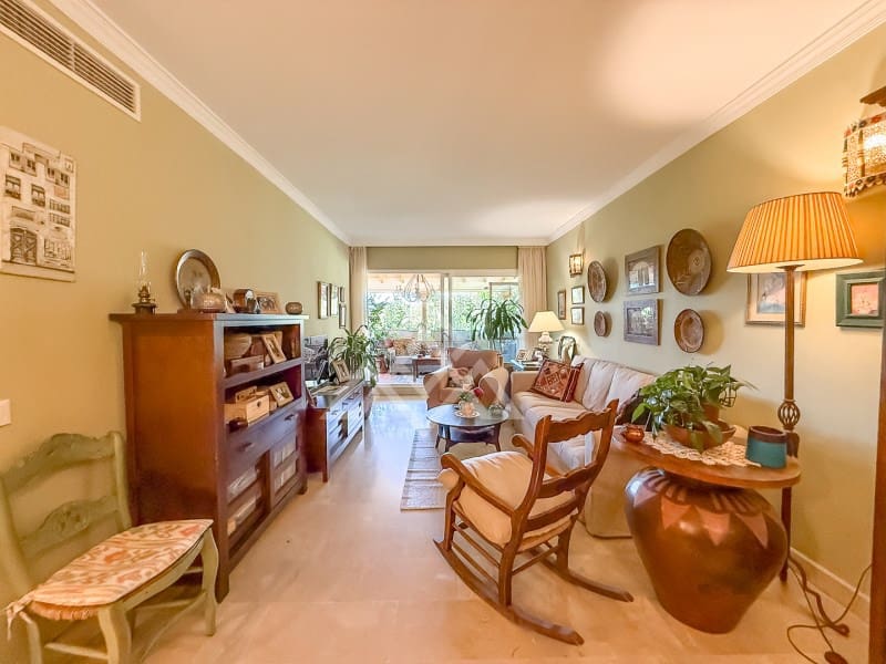 2 soverom Leilighet til salgs i Elviria med svømmebasseng garasje - € 375 000 (Ref: 9865118)