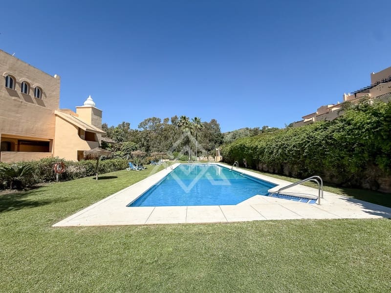 2 soverom Leilighet til salgs i Elviria med svømmebasseng garasje - € 375 000 (Ref: 9865118)