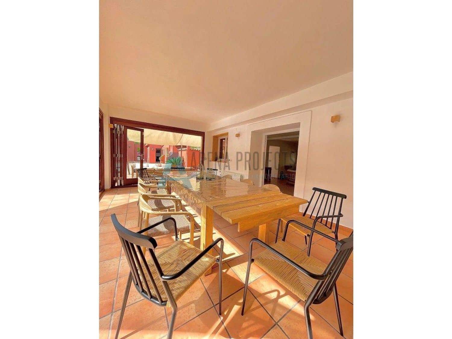 5 bedroom Villa for sale in Denia with pool - € 1,050,000 (Ref: 7935811)