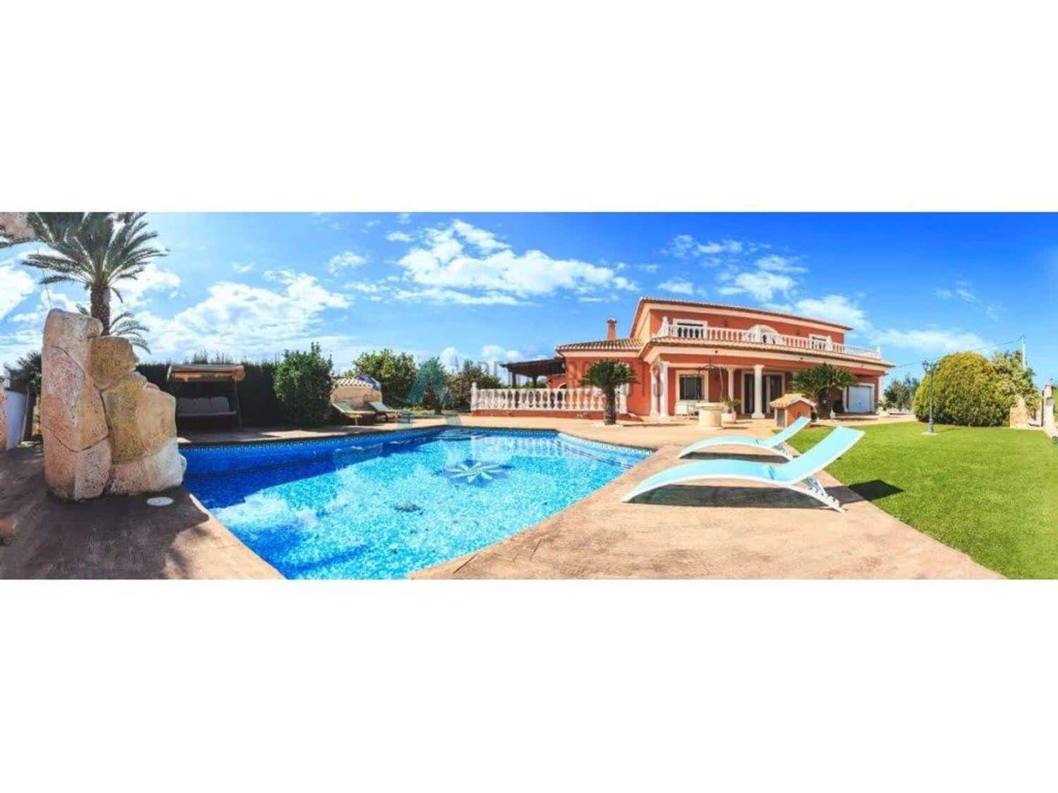 4 bedroom Villa for sale in Denia - € 749,000 (Ref: 8324850)