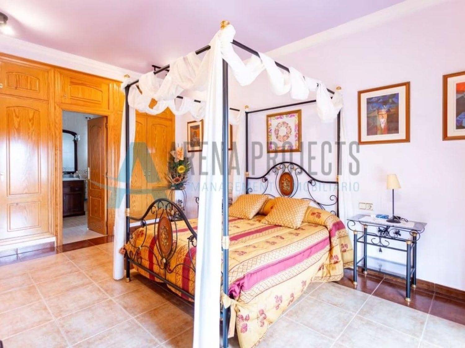 4 bedroom Villa for sale in Denia - € 749,000 (Ref: 8324850)