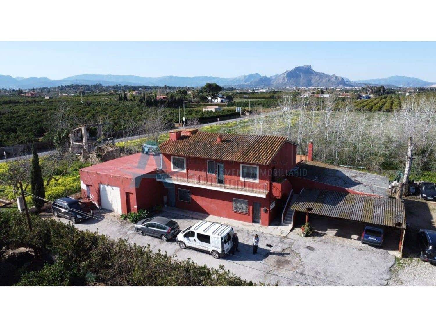 6 bedroom Villa for sale in Denia with garage - € 350,000 (Ref: 8907905)