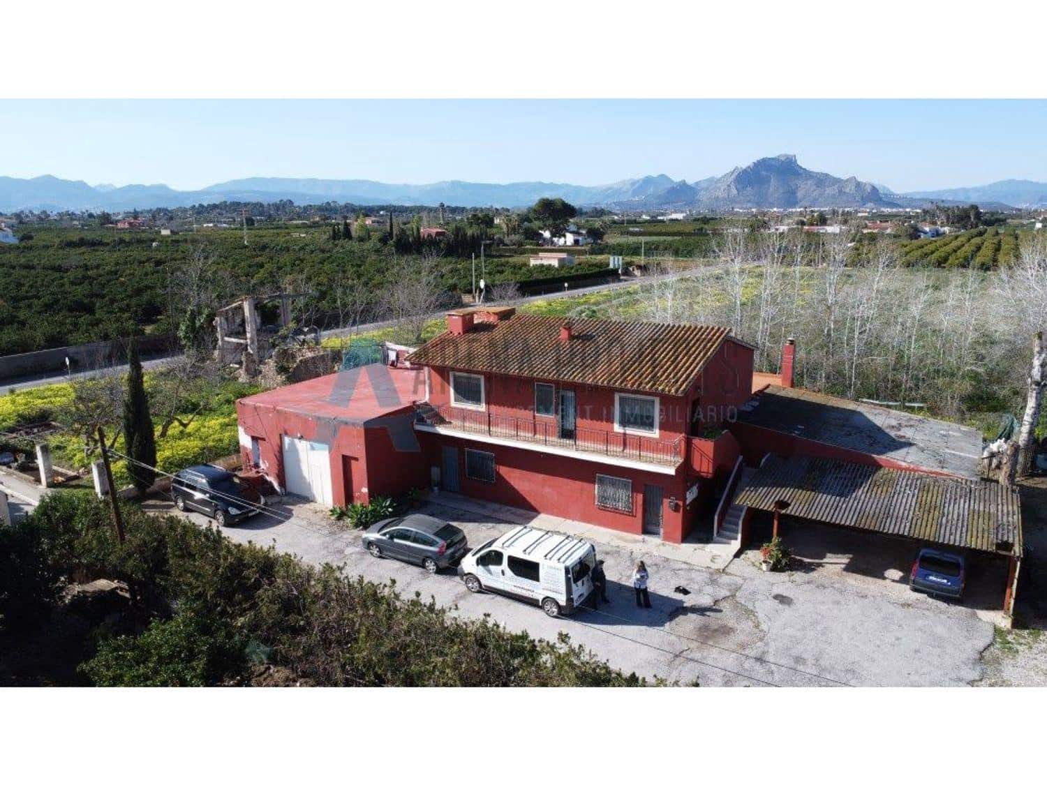 6 bedroom Villa for sale in Denia with garage - € 350,000 (Ref: 8907905)