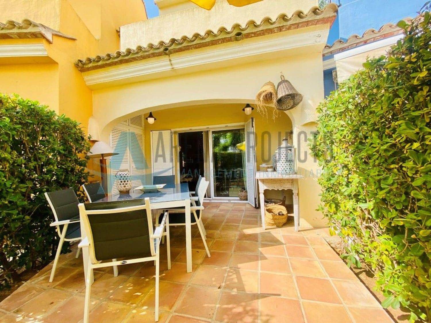 4 soveværelse Rækkehus til salg i Denia med swimmingpool garage - € 469.000 (Ref: 9116755)