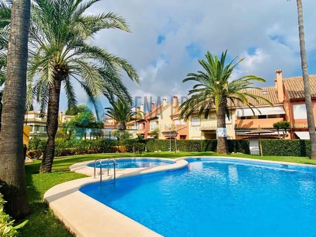 4 makuuhuone Rivitalo myytävänä paikassa Dénia mukana uima-altaan 
autotalli - 469 000 € (Ref: 9116755)