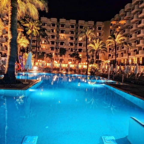 151 bedroom Hotel for sale in Roquetas de Mar with pool garage - € 13,000,000 (Ref: 9334983)