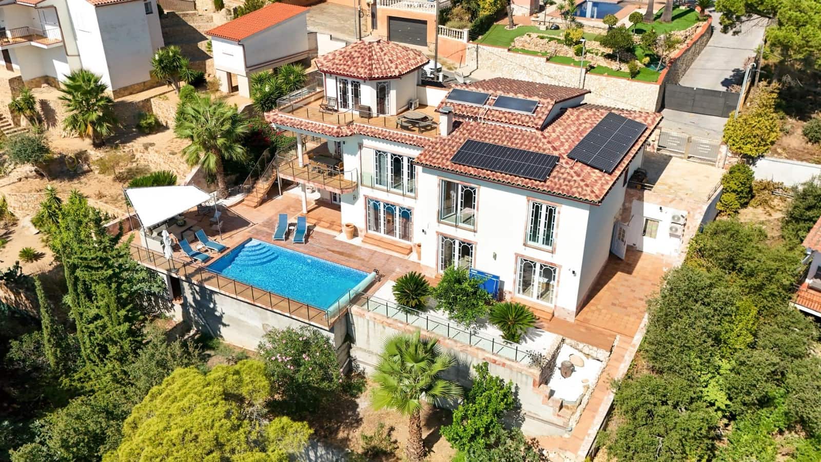 4 bedroom Villa for sale in Lloret de Mar with pool garage - € 970,000 (Ref: 10067998)