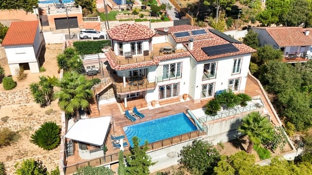 Chalet de 4 habitaciones en Serra Brava, Lloret de Mar en venta con piscina garaje - 970.000 € (Ref: 10067998)