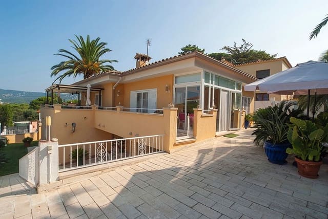 4 bedroom Villa for sale in Santa Cristina d'Aro - € 699,000 (Ref: 9101031)