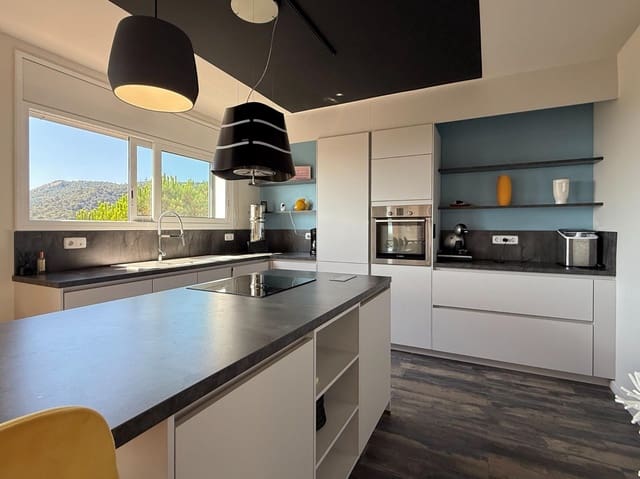 3 bedroom Villa for sale in Sant Feliu de Guíxols - € 610,000 (Ref: 9107626)