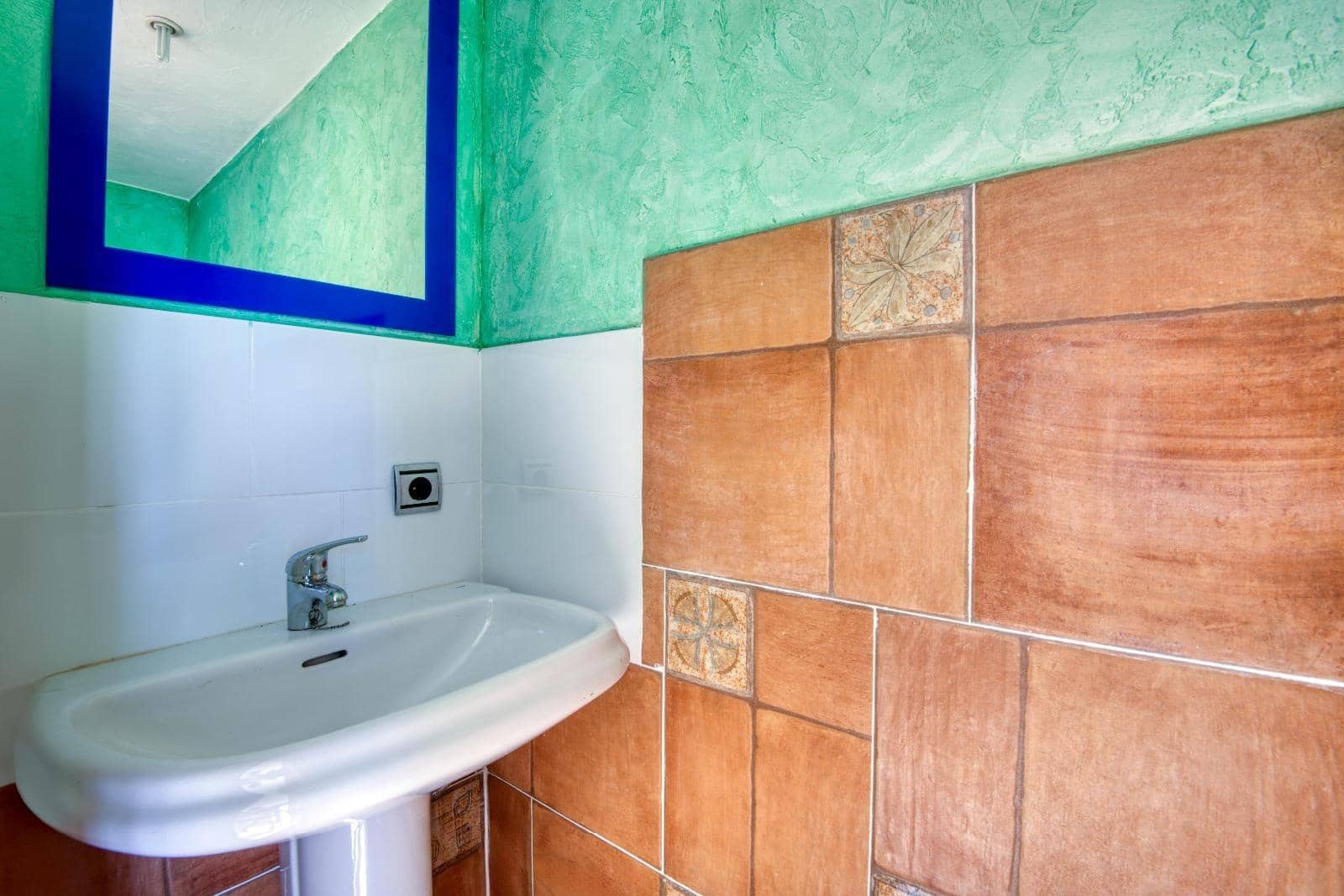 5 bedroom Villa for sale in Sant Feliu de Guixols with garage - € 600,000 (Ref: 9625688)