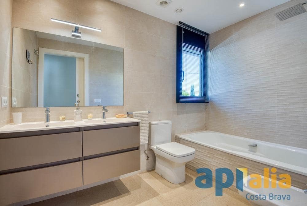 4 chambre Villa/Maison à vendre à Platja d'Aro avec piscine garage - 790 000 € (Ref: 9738583)