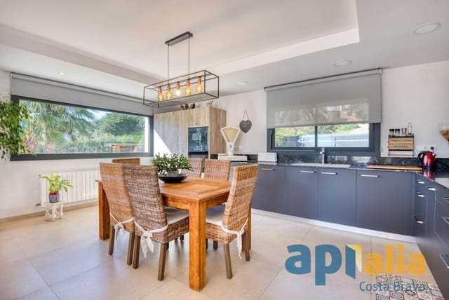 4 chambre Villa/Maison à vendre à Platja d'Aro, Castell-Platja d'Aro avec piscine garage - 790 000 € (Ref: 9738583)