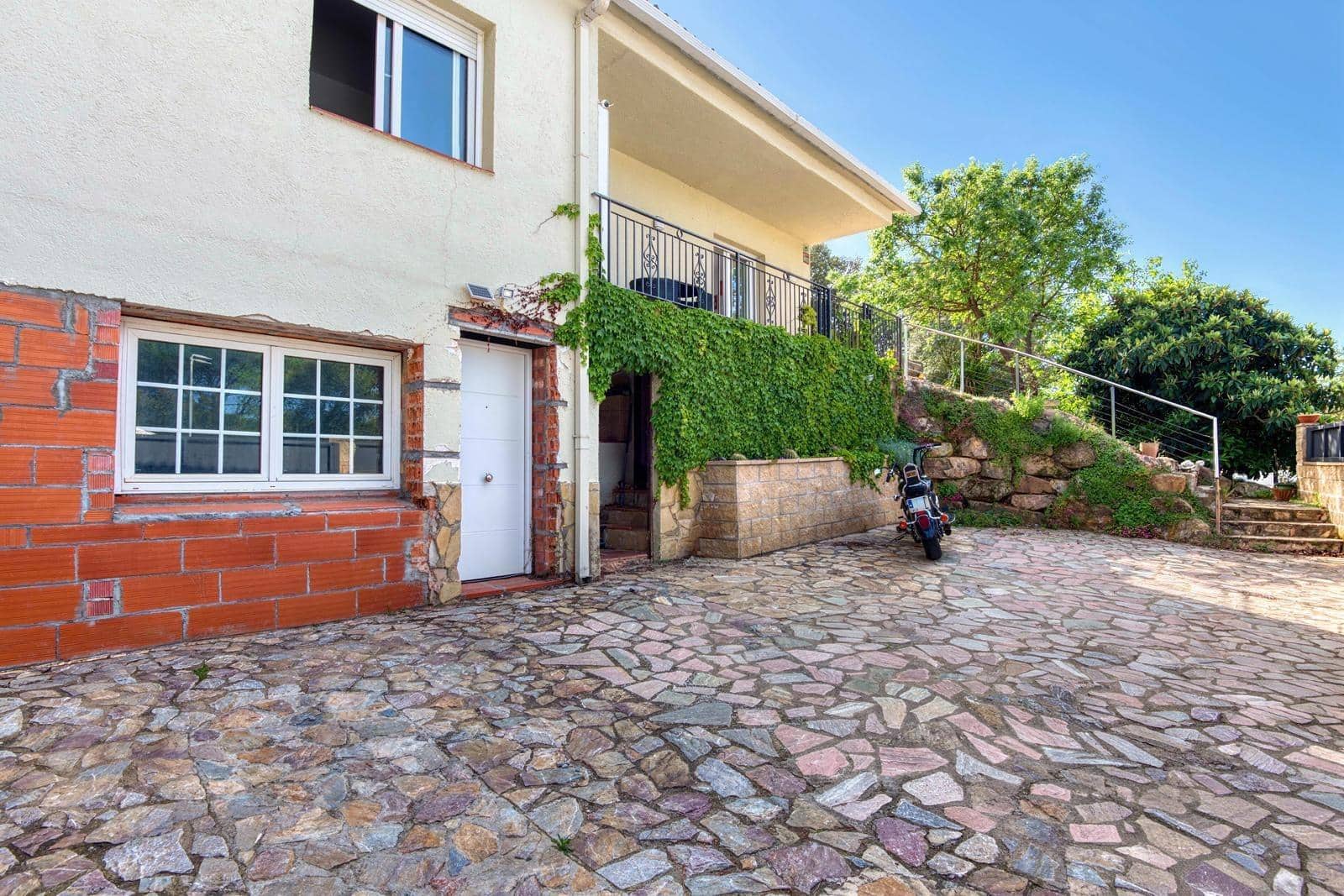 3 slaapkamer Villa te koop in Llagostera met garage - € 350.000 (Ref: 9955140)