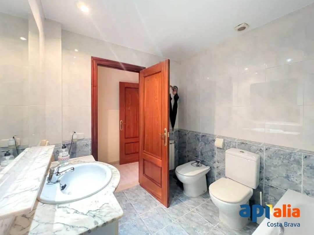 3 bedroom Apartment for sale in Sant Feliu de Guixols with garage - € 395,000 (Ref: 9958183)