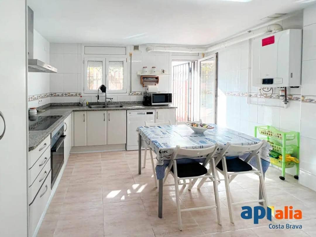 3 bedroom Apartment for sale in Sant Feliu de Guixols with garage - € 395,000 (Ref: 9958183)
